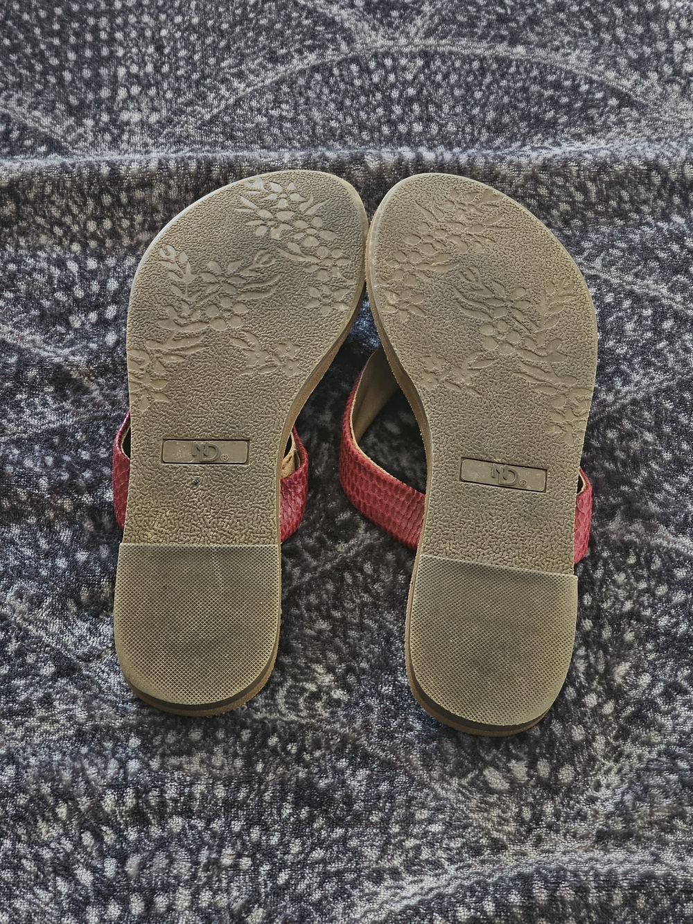 Women’s Red Thong Sandals with Gold Knot Accent Size 8.5 - Picture 3 of 4